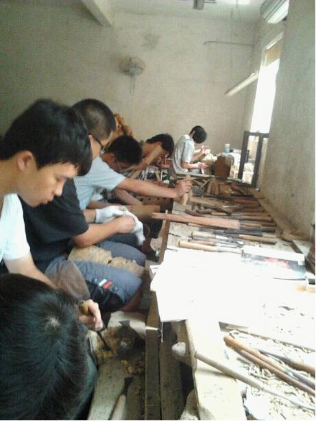 图为:同学们在自己动手制作根雕