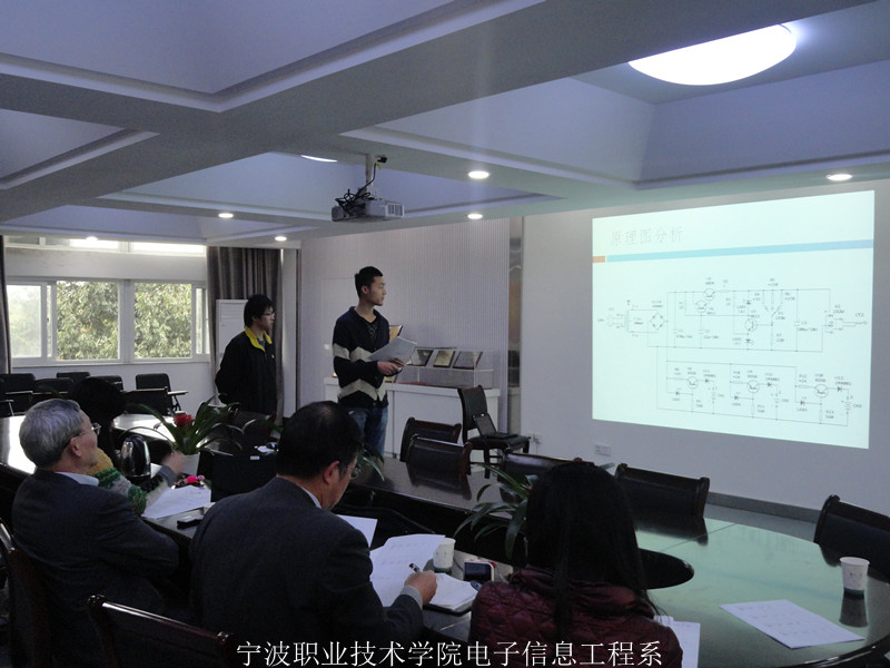 图为：电子信息工程系电子产品组装与调试比赛