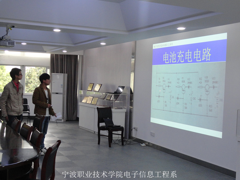 图为：电子信息工程系电子产品组装与调试比赛