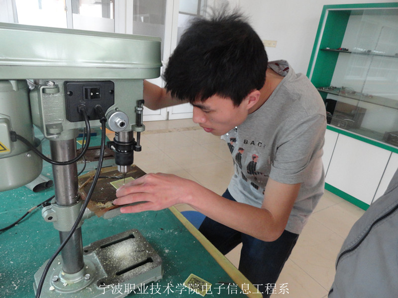 图为:参赛选手在精心的制作电路板 图为:参赛选手在精心的制作电路板
