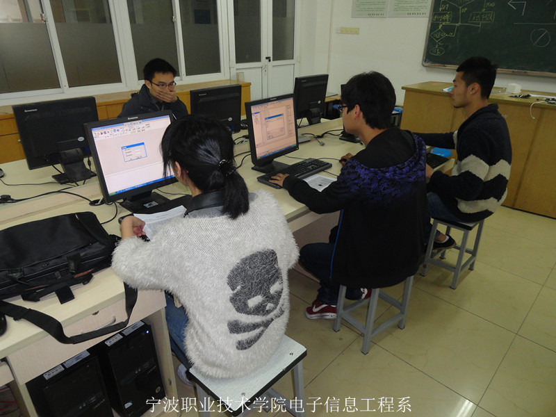 图为:电子信息工程系智能电子产品开发比赛现场 图为:电子信息工程系智能电子产品开发比赛现场