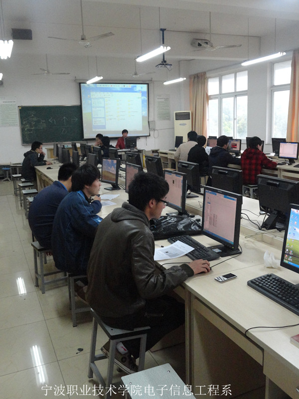 图为:电子信息工程系智能电子产品开发比赛现场 图为:电子信息工程系智能电子产品开发比赛现场