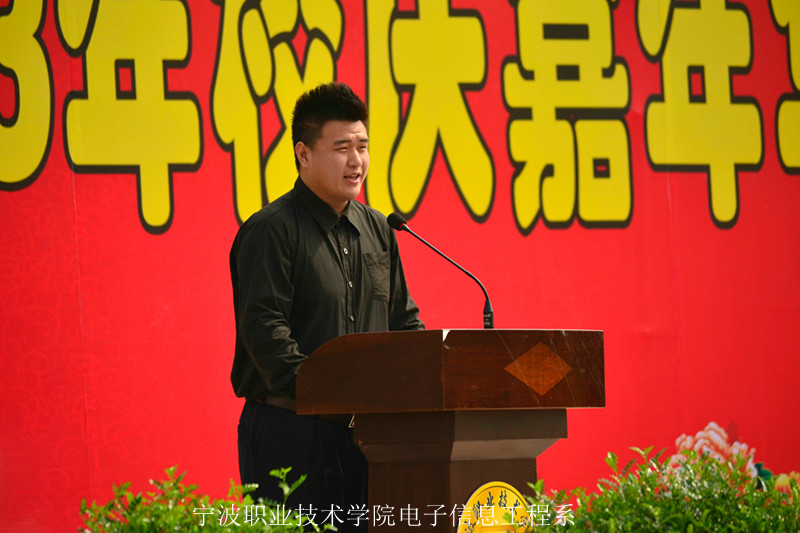 图为：朱静文同学在宣读为雅安献爱心的倡议书