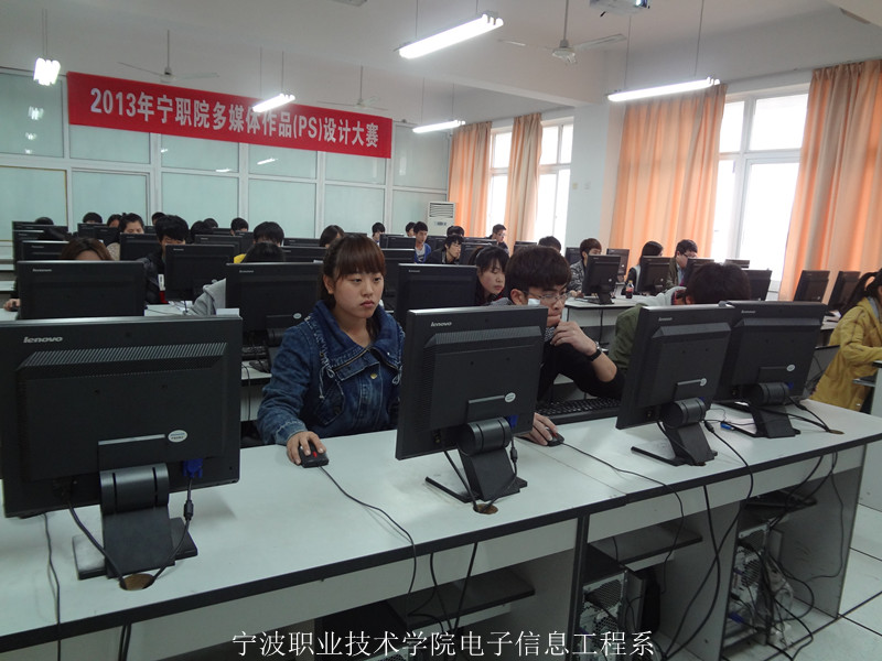 图为:电子信息工程系PS大赛现场 图为:电子信息工程系PS大赛现场