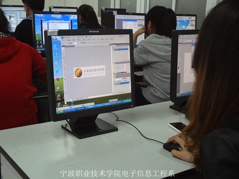 图为:电子信息工程系PS大赛现场 图为:电子信息工程系PS大赛现场