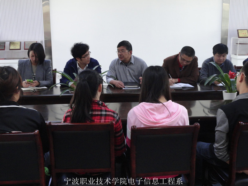 图为：此次座谈会现场