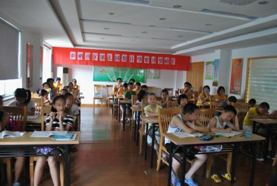 图为：社区的同学们和志愿者们在认真听讲