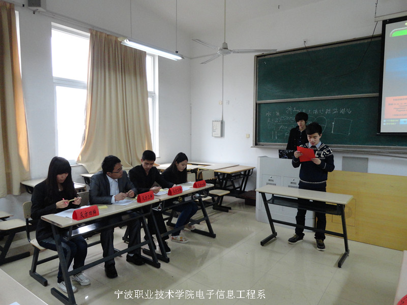 图为：电子信息工程系演讲比赛复赛现场
