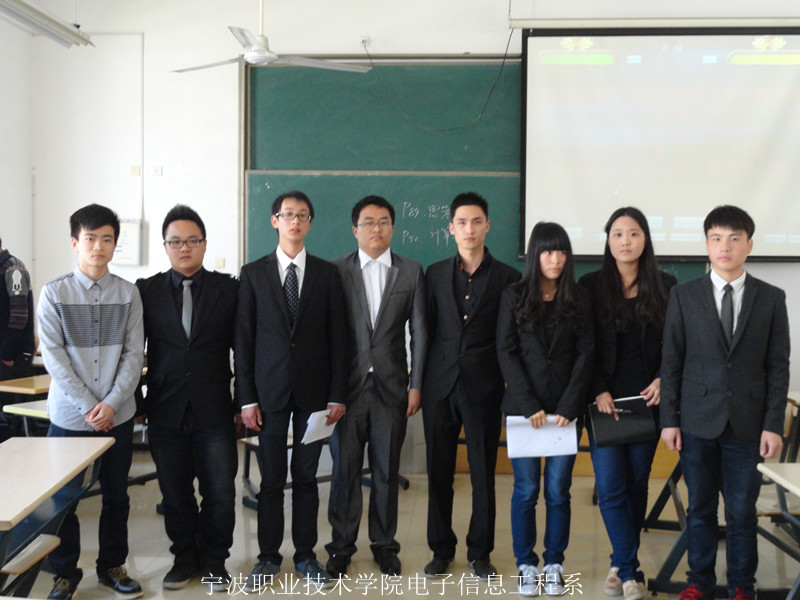 图为：电子信息工程系演讲比赛决赛两队队员的合影 