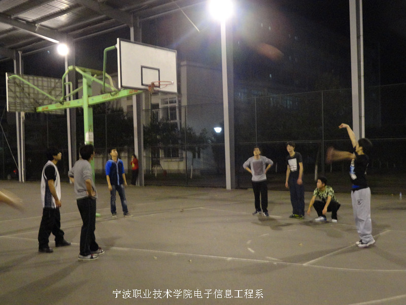 图为:电子信息工程系篮球赛现场 图为:电子信息工程系篮球赛现场