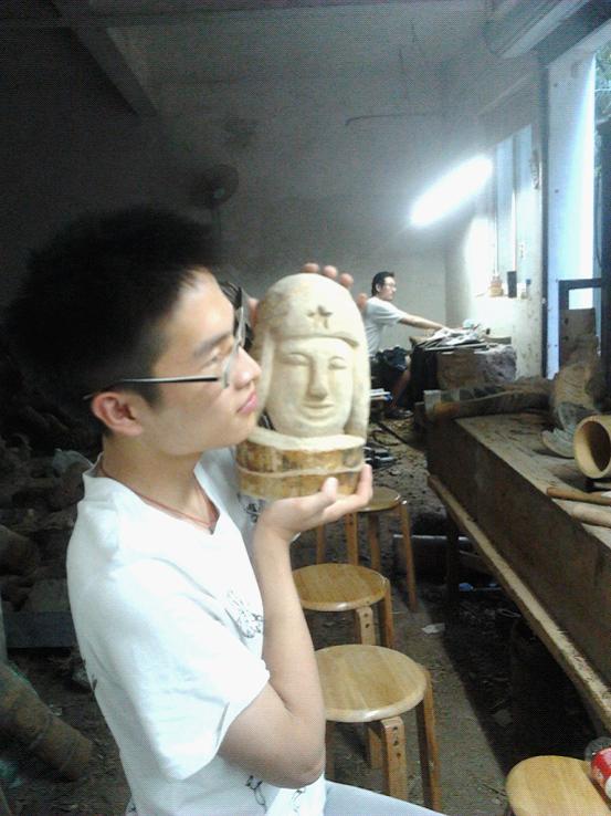 图为:张思杰同学和自己的作品“雷锋”的合影