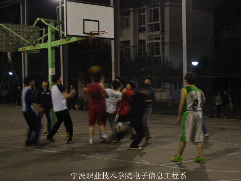 图为：电子信息工程系篮球赛冠亚军争夺赛现场