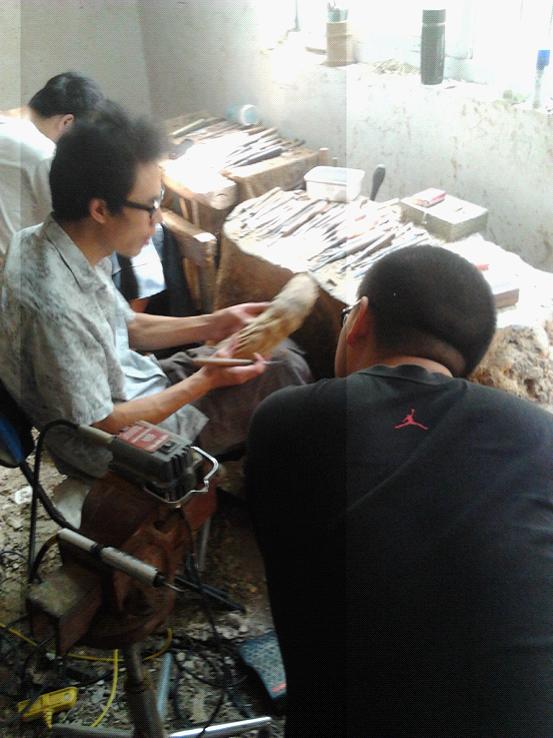 图为：老师对同学进行一对一的辅导