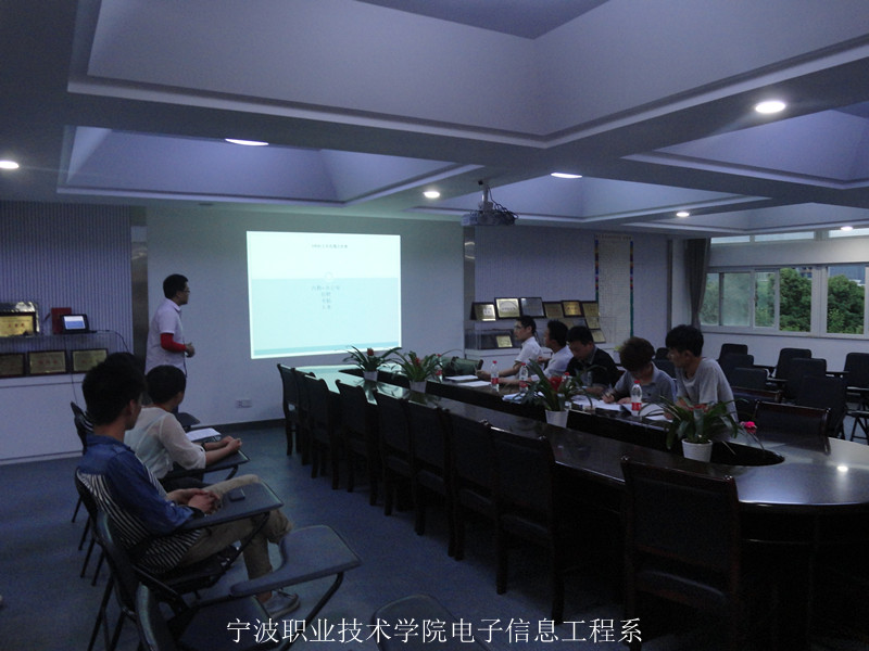图为：电子信息工程系职业生涯规划大赛现场
