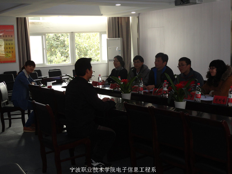 图为:答辩会现场 图为:答辩会现场