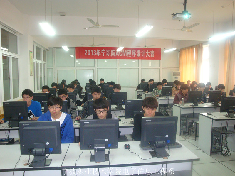 图为：电子信息工程系ACM程序设计大赛现场