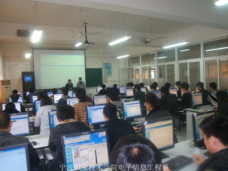 图为：电子信息工程系ACM程序设计大赛现场