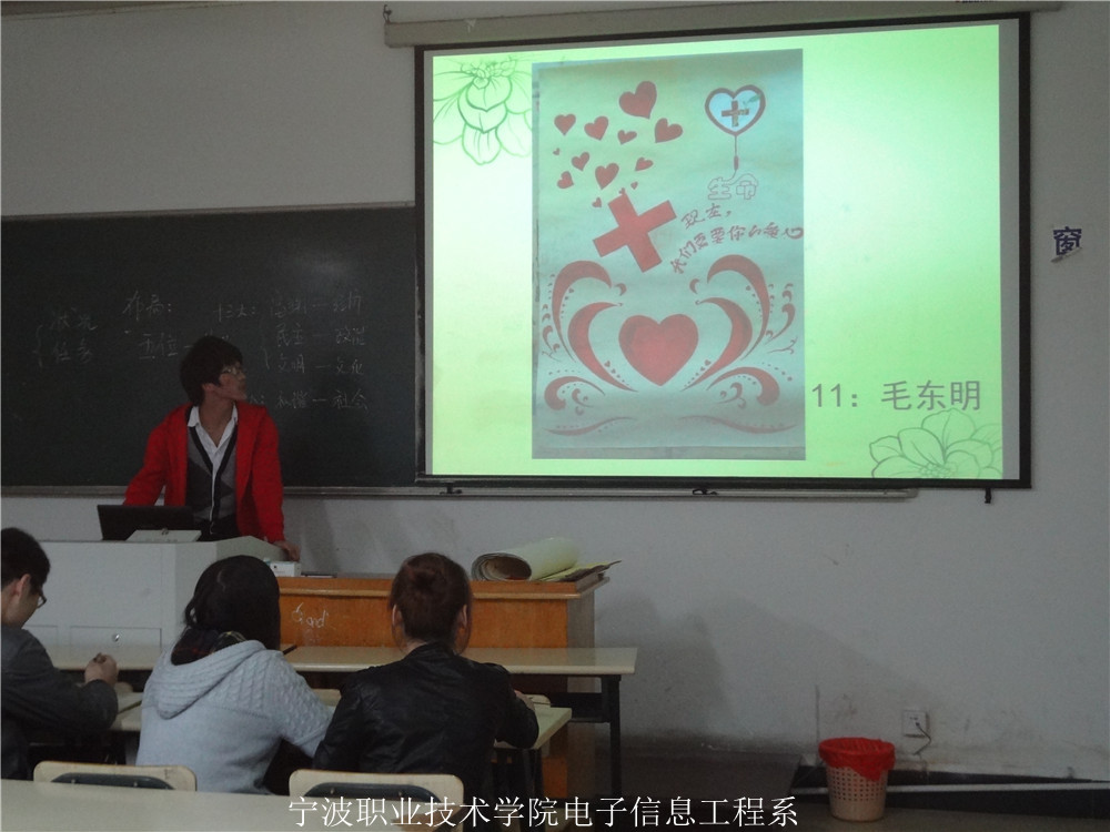 图为:电子信息工程系海报讲解现场 图为:电子信息工程系海报讲解现场