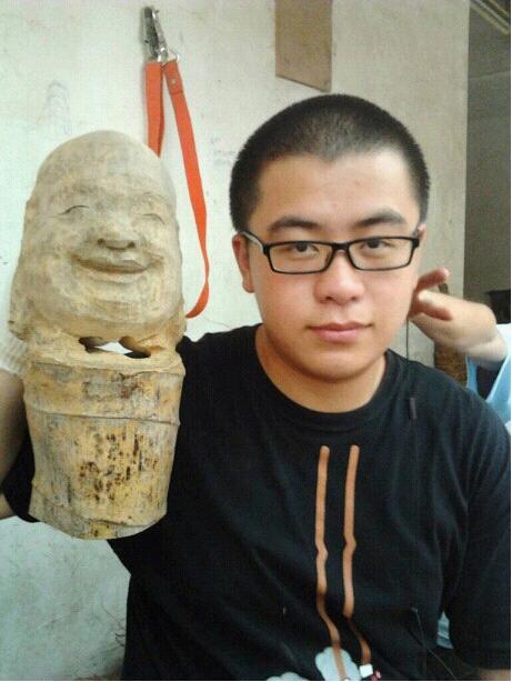 图为：俞凌超同学和自己的作品的合照