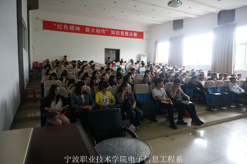 图为：讲座现场