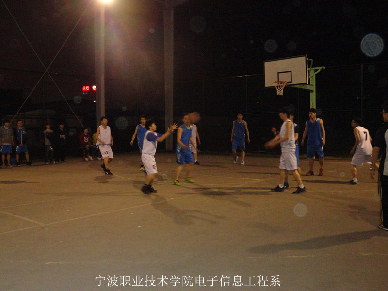 图为:此次篮球赛现场 图为:此次篮球赛现场