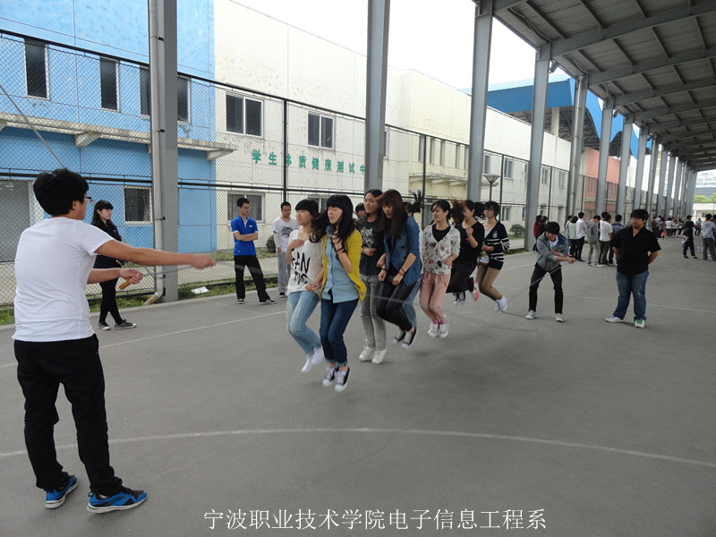 图为:电子信息工程系代表队跳绳比赛现场 图为:电子信息工程系代表队跳绳比赛现场