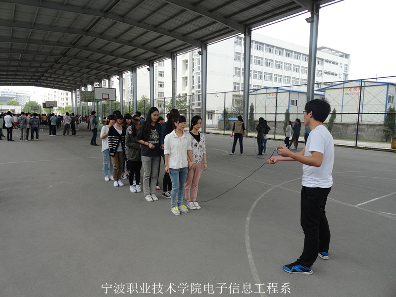 图为:电子信息工程系代表队跳绳比赛现场 图为:电子信息工程系代表队跳绳比赛现场