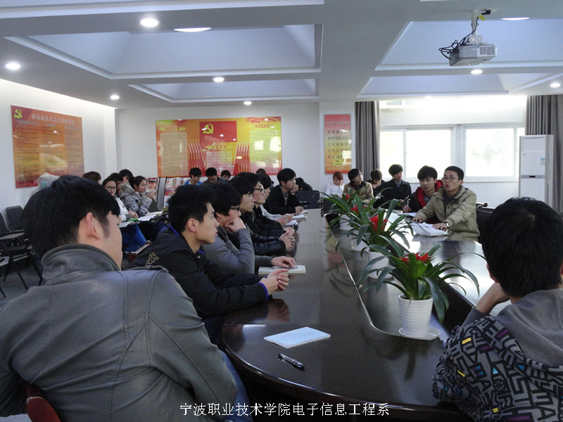 图为：电子信息工程系成功大学授课现场
