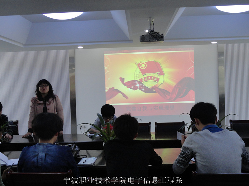 图为：电子信息工程系成功大学授课现场