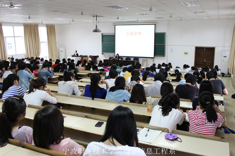 图为:讲座现场 图为:讲座现场