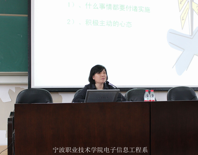 图为:讲座现场 图为:讲座现场
