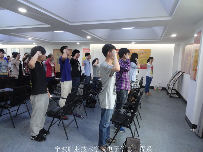 图为：计算机支部党员发展大会现场