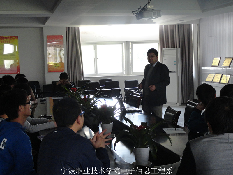 图为:电子信息工程系产品创新方案设计竞赛辅导会现场 图为:电子信息工程系产品创新方案设计竞赛辅导会现场