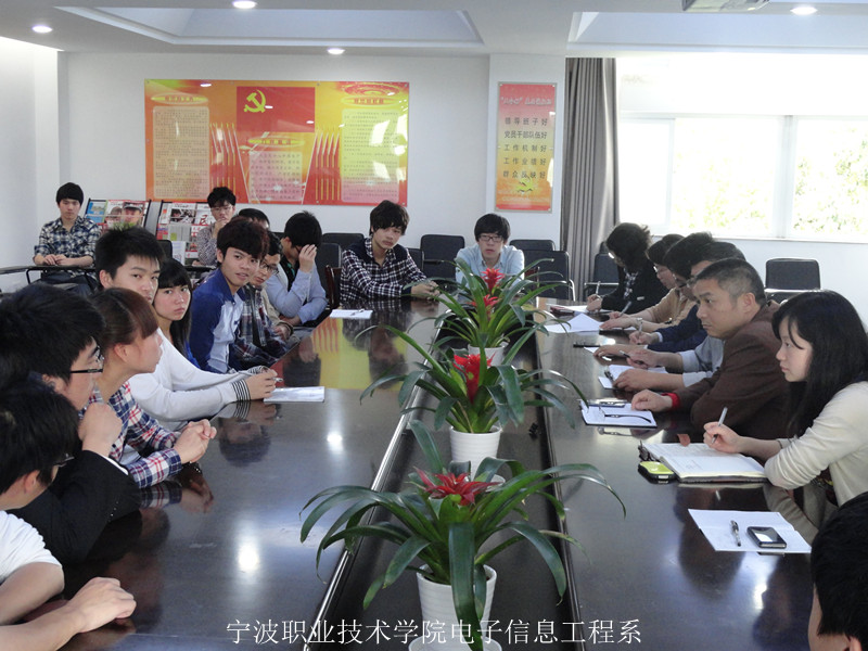 图为:此次座谈会现场 图为:此次座谈会现场