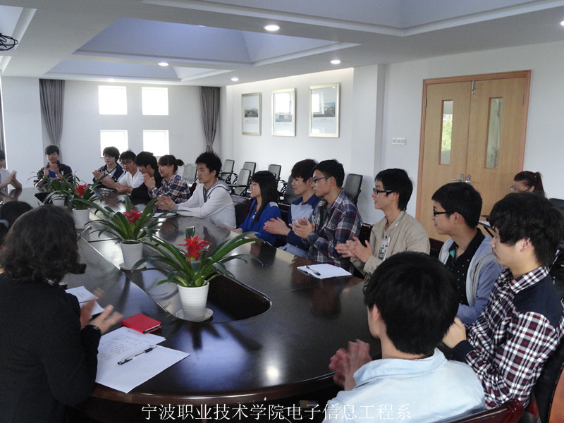 图为:此次座谈会现场 图为:此次座谈会现场