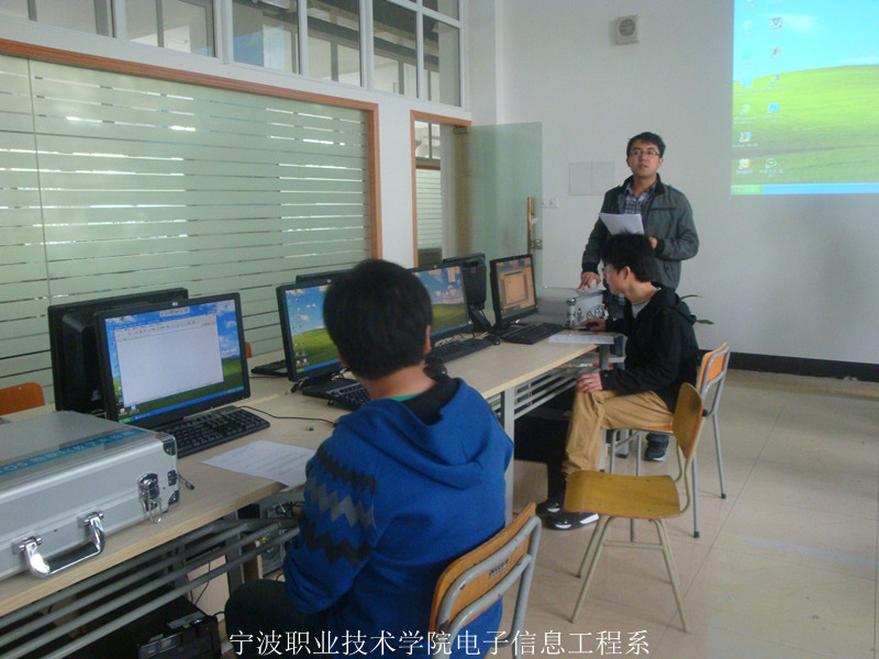 图为:电子信息工程系物联网无线控制器设计调试比赛现场 图为:电子信息工程系物联网无线控制器设计调试比赛现场