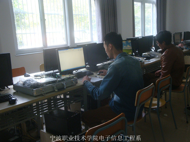 图为:电子信息工程系物联网无线控制器设计调试比赛现场 图为:电子信息工程系物联网无线控制器设计调试比赛现场